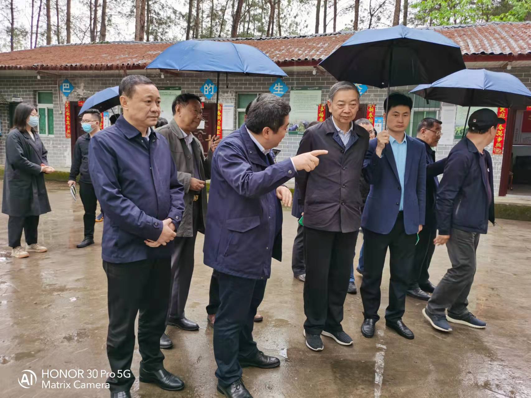 省決咨委副主任、省經(jīng)信廳原廳長王海林一行 來公司考察、調(diào)研