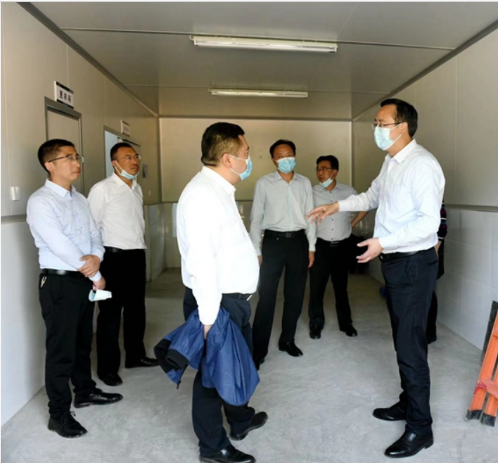 4月22日，縣委副書記、縣長譚青松到我公司督導(dǎo)肉制品產(chǎn)業(yè)發(fā)展