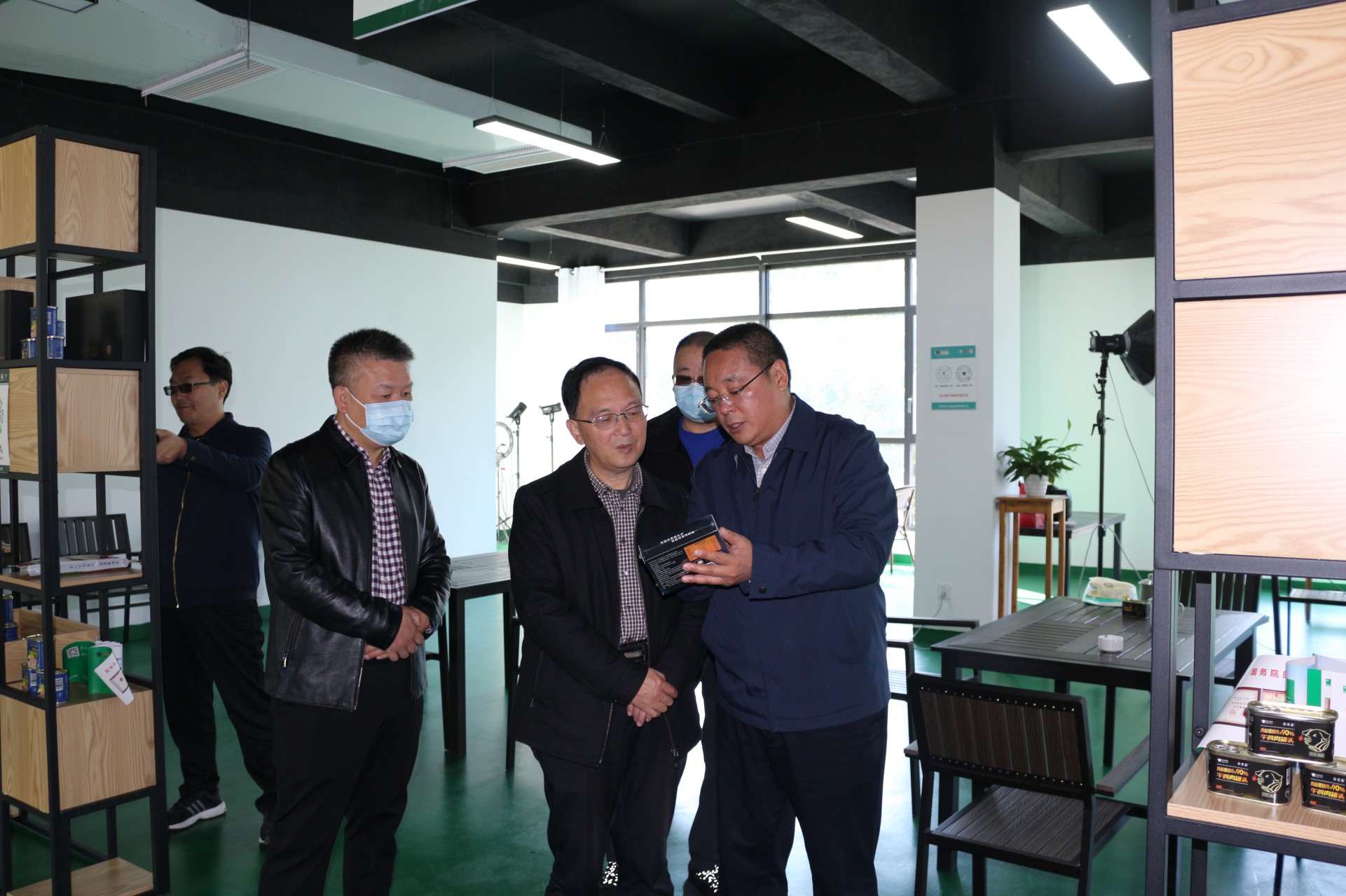 巴中市人大常委會(huì)黨組副書(shū)記、副主任袁聞聰一行蒞臨巴山牧業(yè)考察并調(diào)研